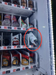 máy bán hàng tự động bị kẹt hàng