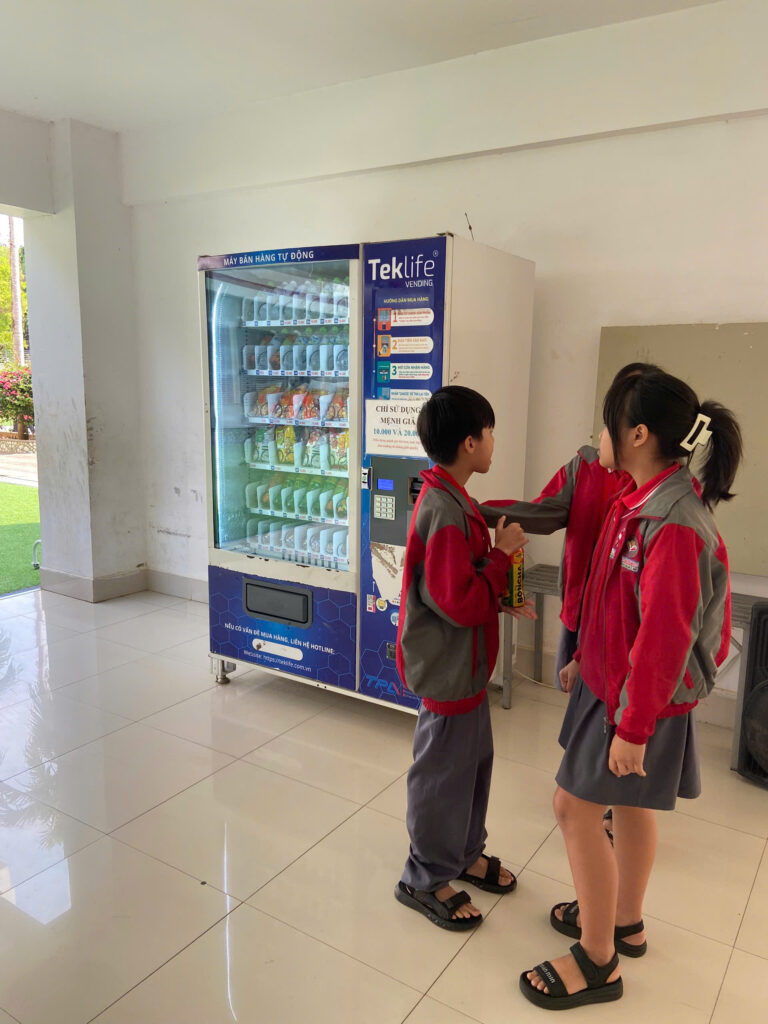 Máy bán hàng tự động tại trường học