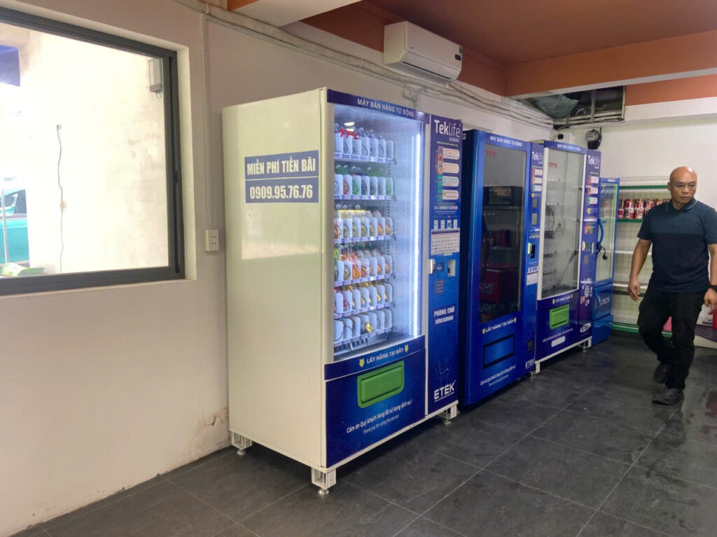 máy bán hàng tự động tại trạm sạc  vinfast