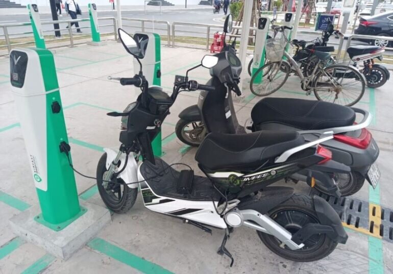 sạc pin xe máy điện