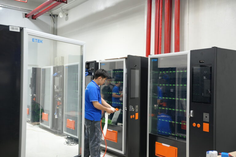 Teklife gấp rút hoàn thiện dự án 10 máy bán hàng tự động TPA.V2100